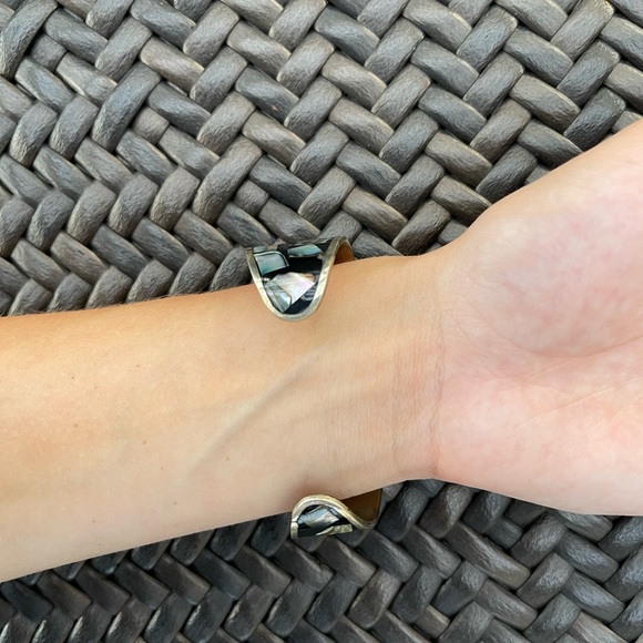 VINTAGE FLOWER CUFF BRACELET - Picture 3 of 3